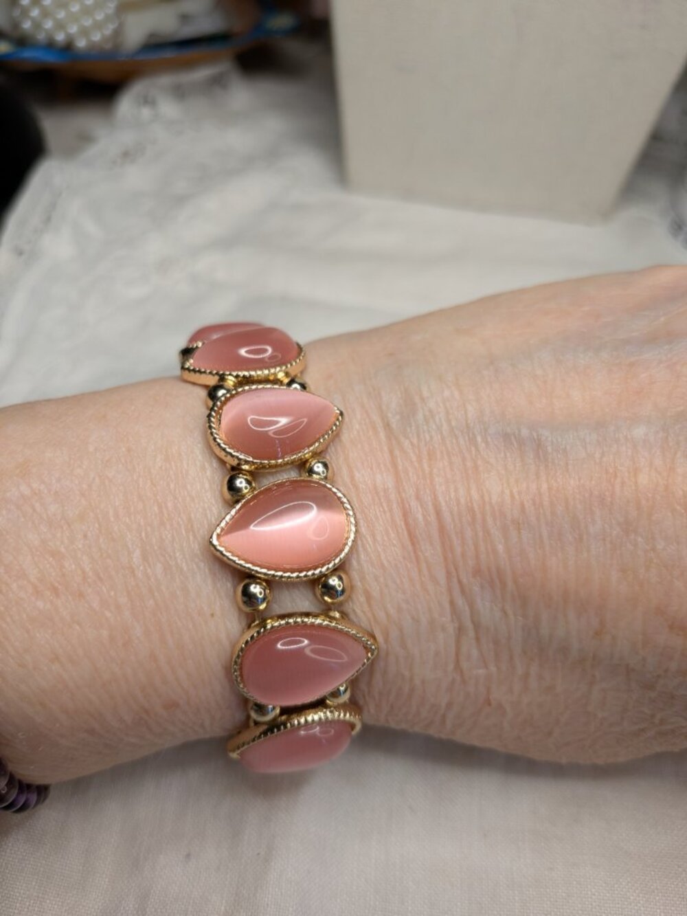 Gold Tone Pink Cat’s Eye Teardrop Stretch Bracelet – Size 7